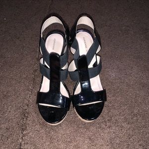 Adrienne Vittadini black wedge shoes